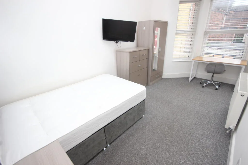 4 bedroom end of terrace house for rent