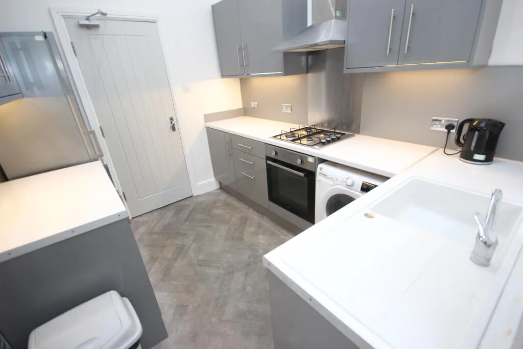4 bedroom end of terrace house for rent