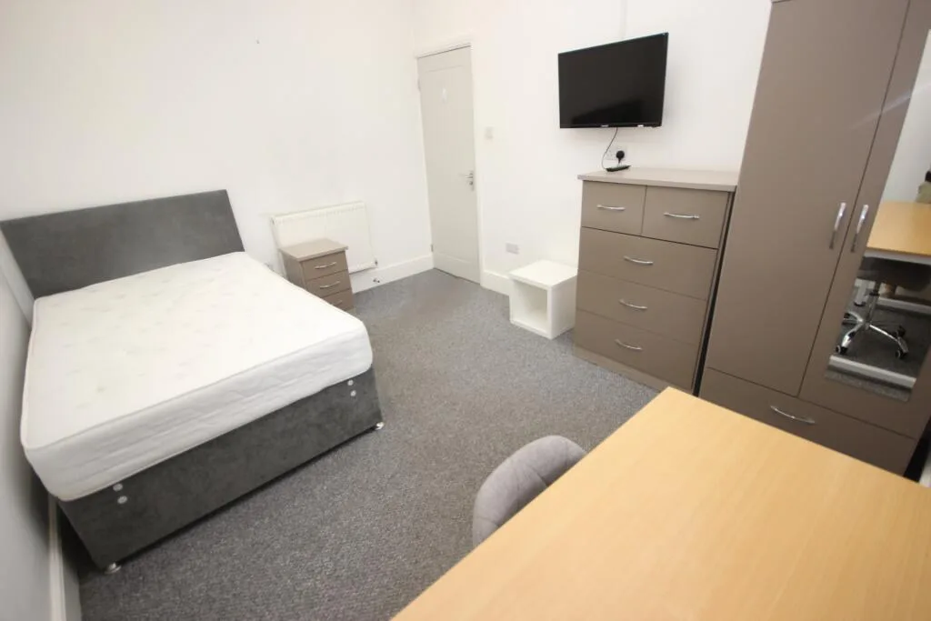 4 bedroom end of terrace house for rent