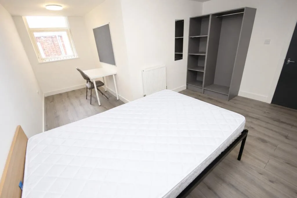 6 bedroom end of terrace house for rent