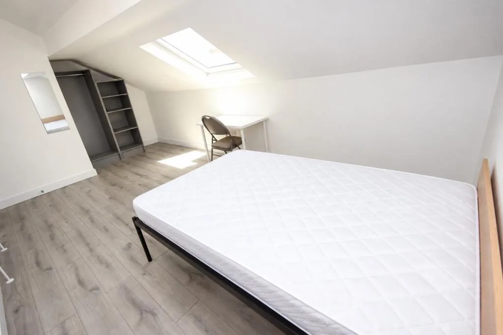 6 bedroom end of terrace house for rent