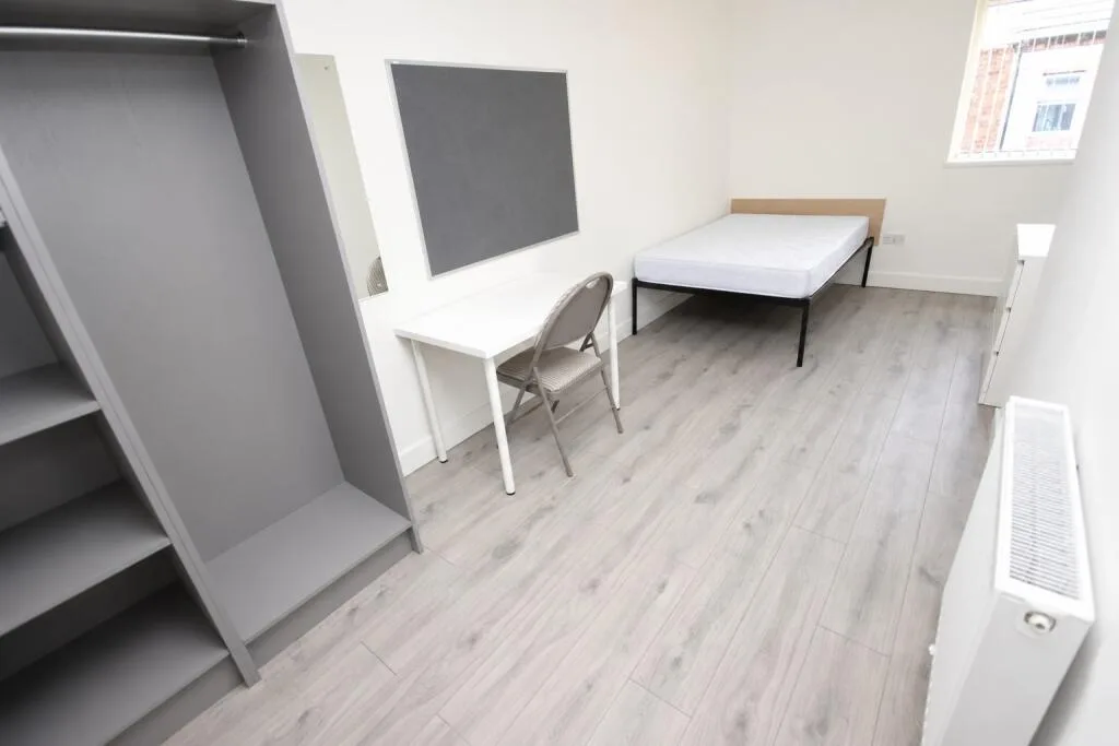 6 bedroom end of terrace house for rent