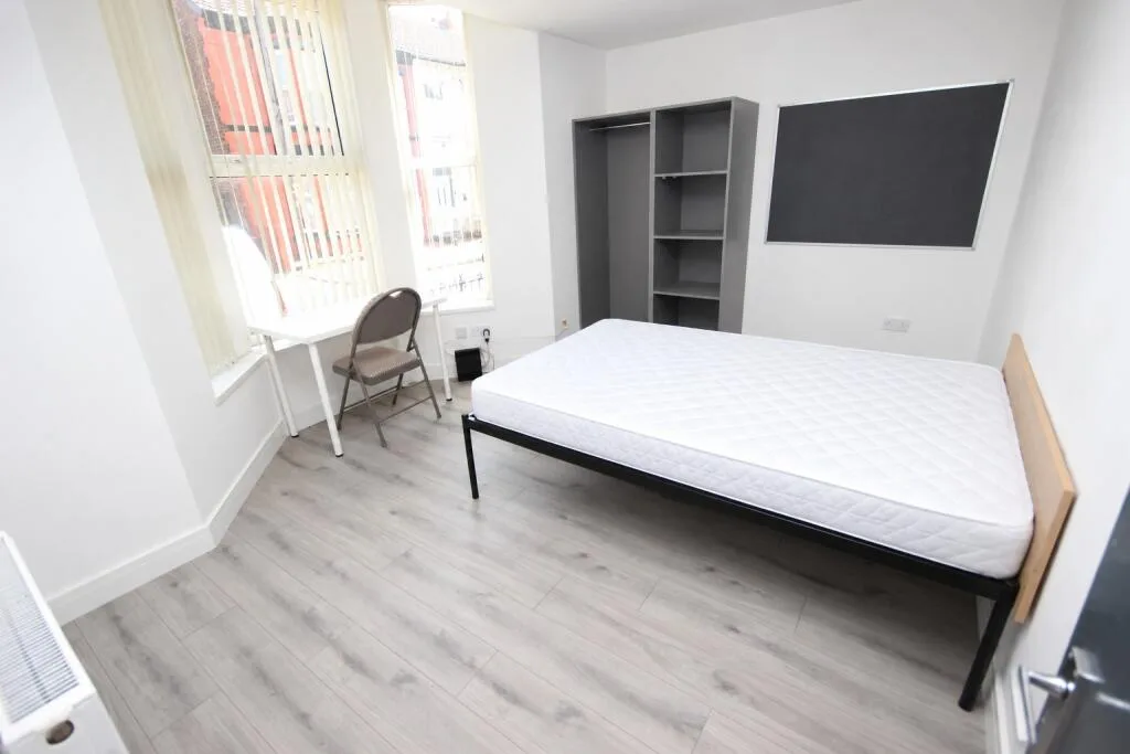 6 bedroom end of terrace house for rent