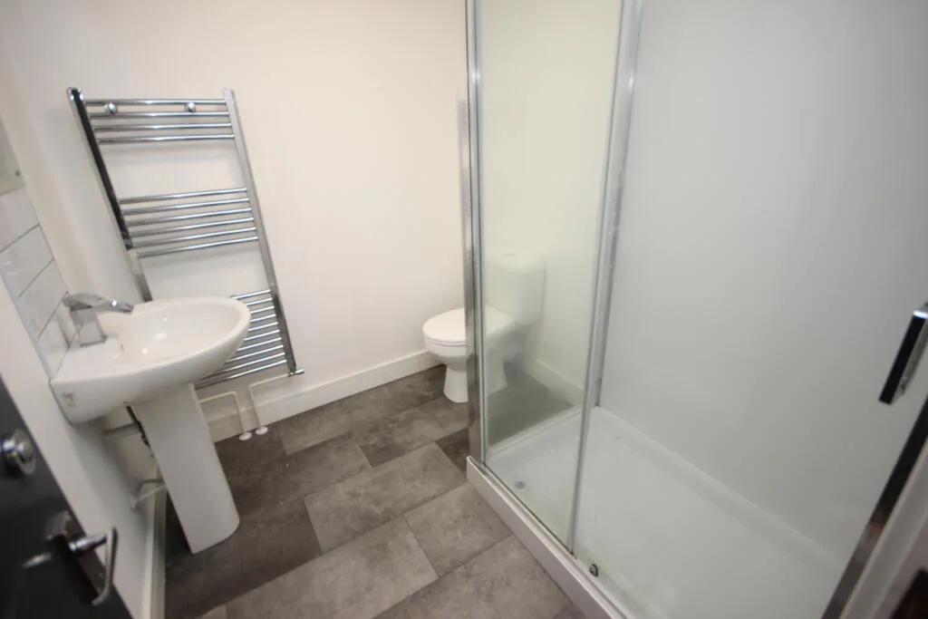 6 bedroom end of terrace house for rent