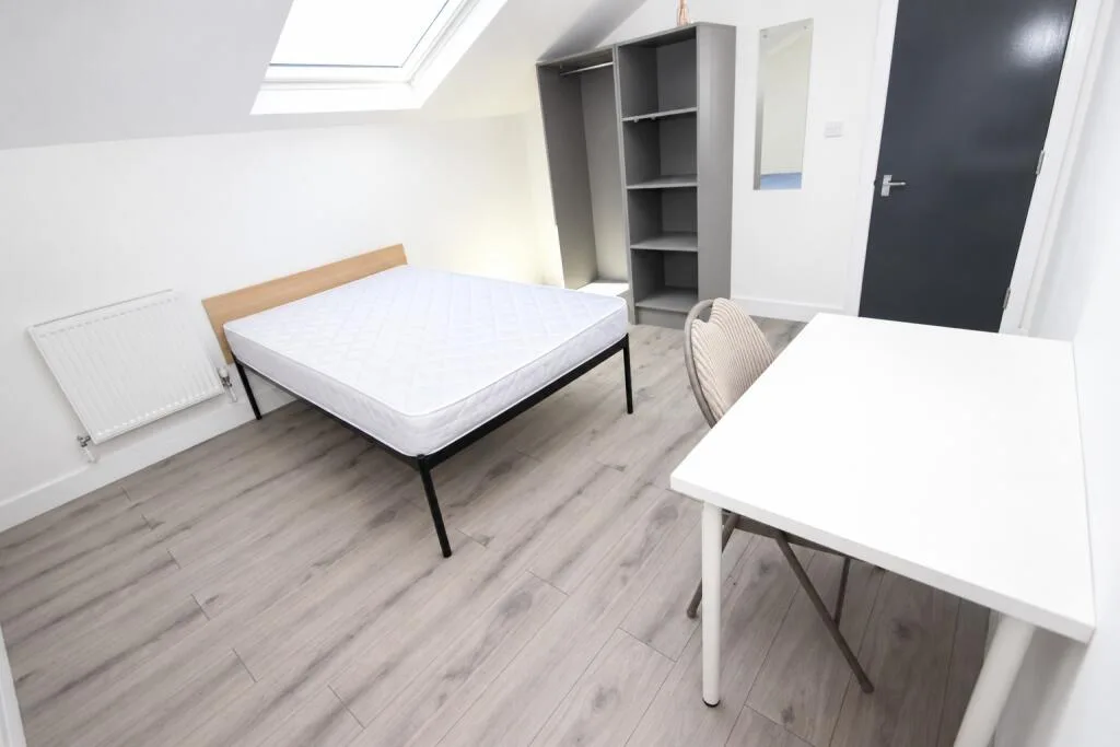 6 bedroom end of terrace house for rent