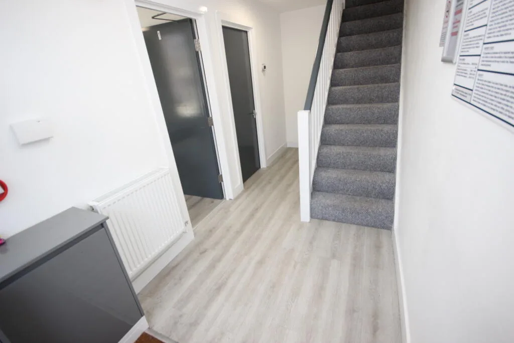 6 bedroom end of terrace house for rent