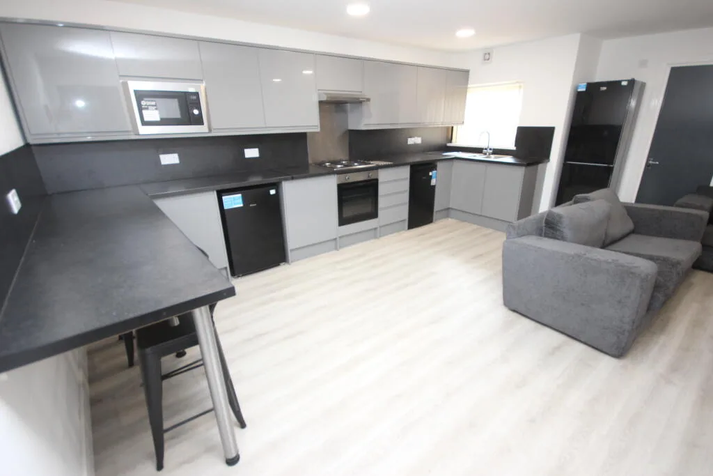 6 bedroom end of terrace house for rent