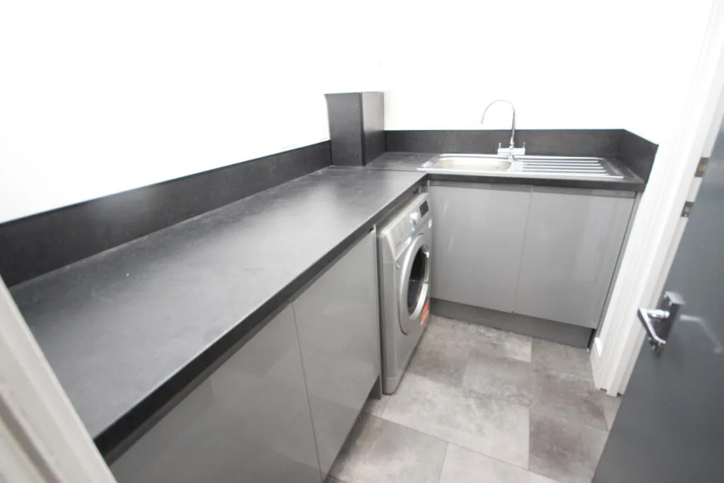 6 bedroom end of terrace house for rent