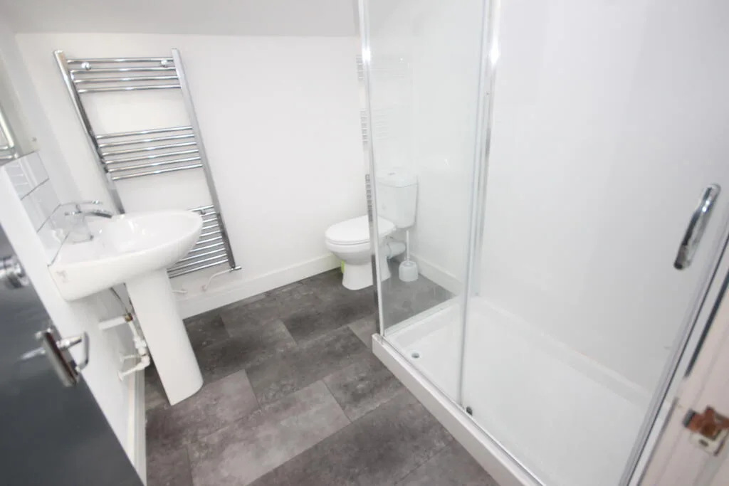 6 bedroom end of terrace house for rent