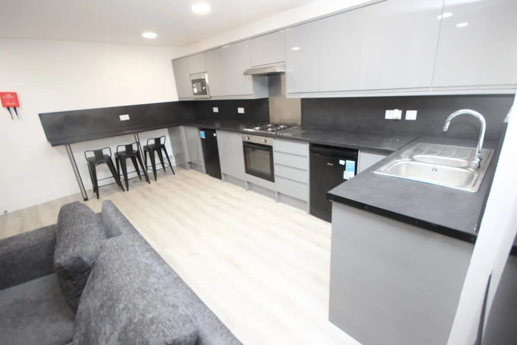 6 bedroom end of terrace house for rent