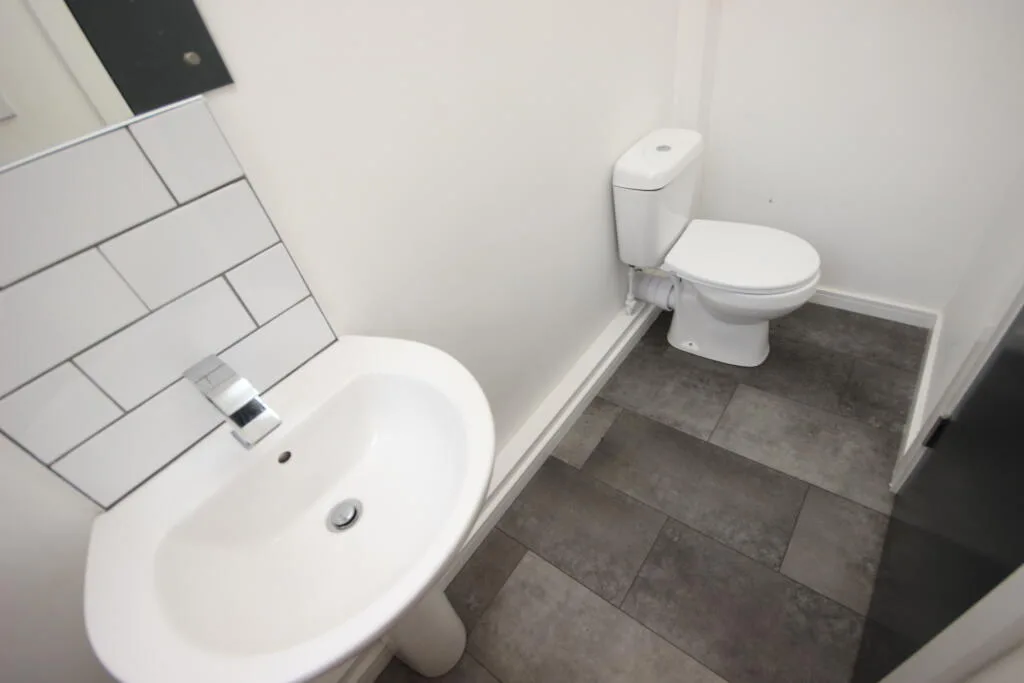 6 bedroom end of terrace house for rent