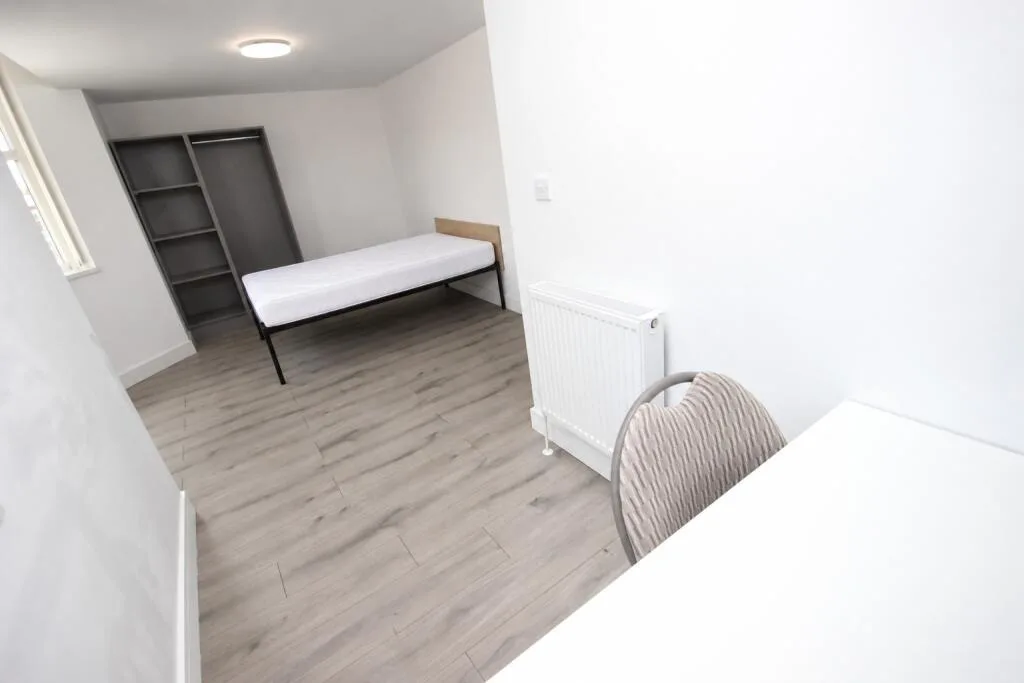 6 bedroom end of terrace house for rent