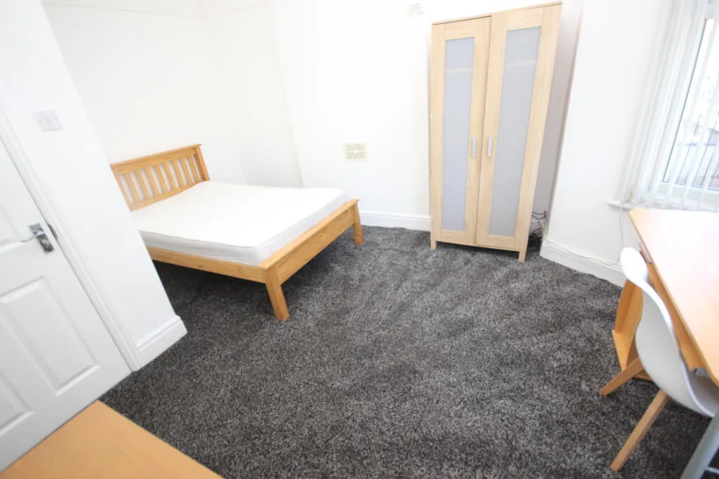 4 bedroom end of terrace house for rent