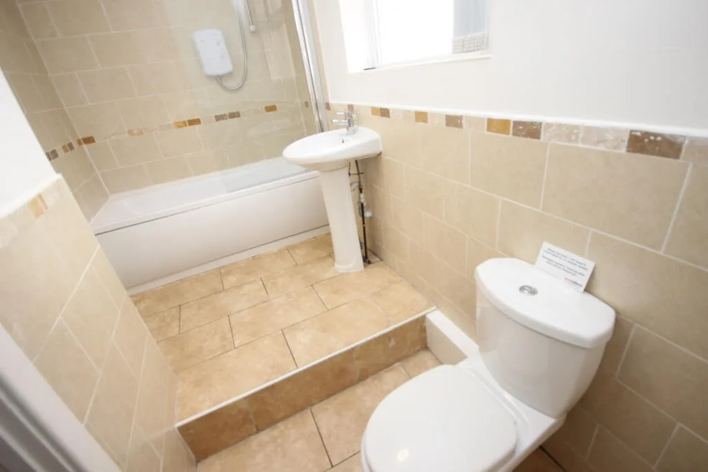 4 bedroom end of terrace house for rent