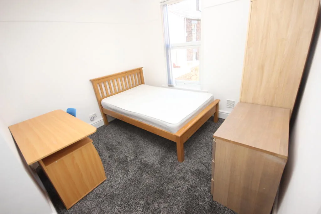 4 bedroom end of terrace house for rent