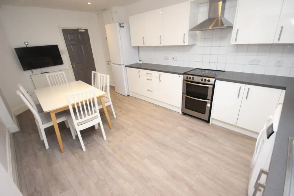 6 bedroom terraced house for rent
