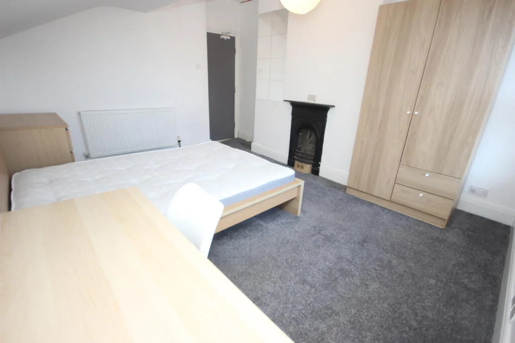 6 bedroom terraced house for rent