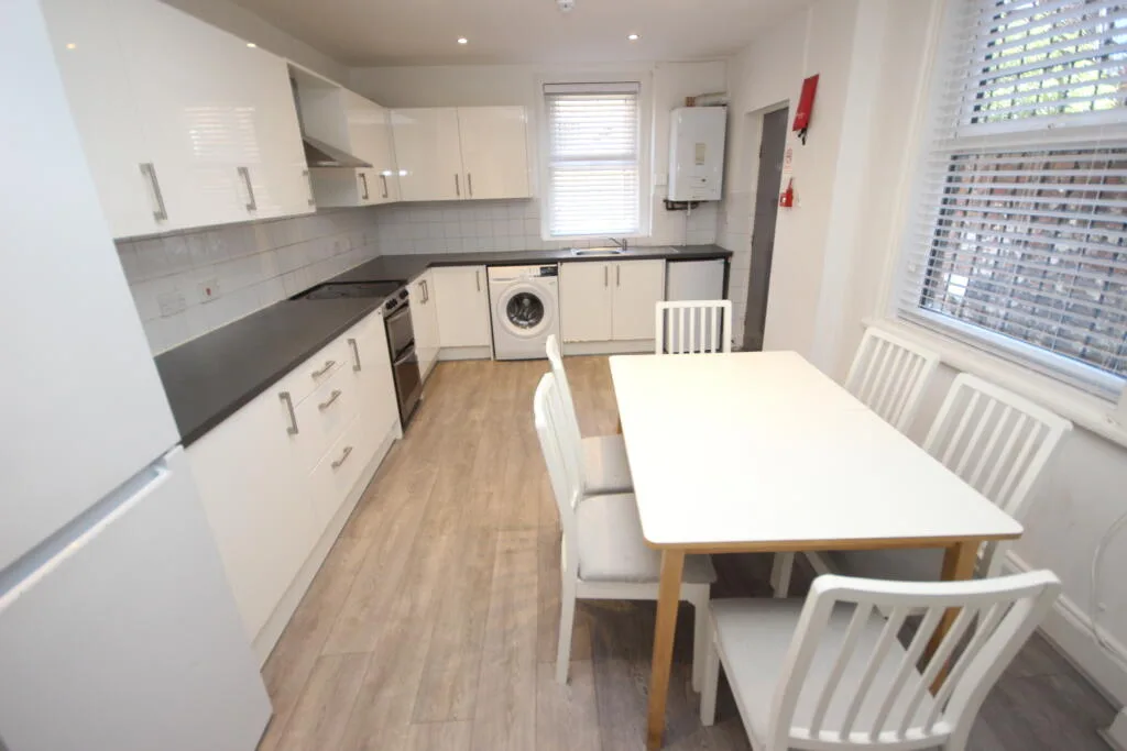 6 bedroom terraced house for rent