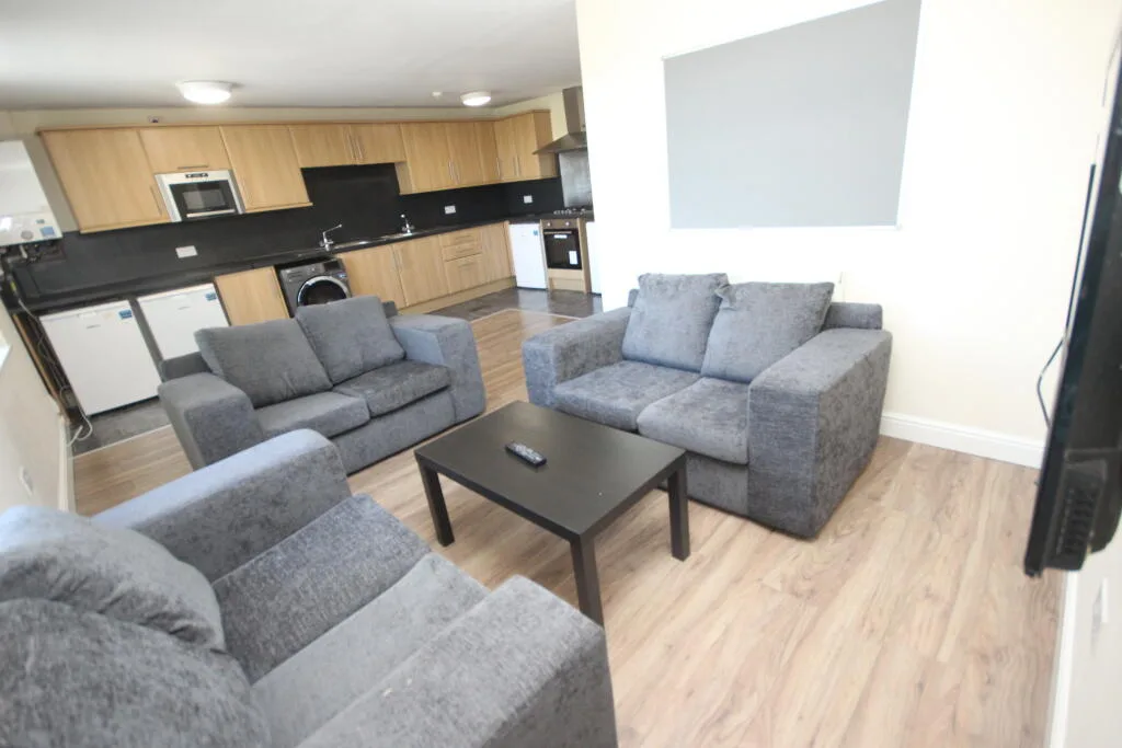6 bedroom flat for rent