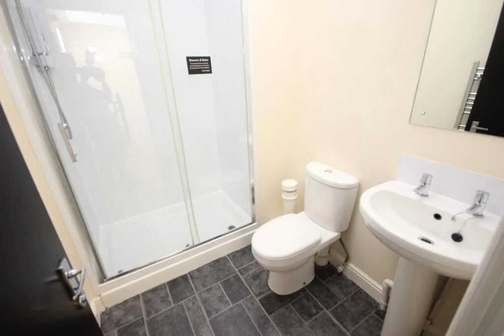 6 bedroom flat for rent