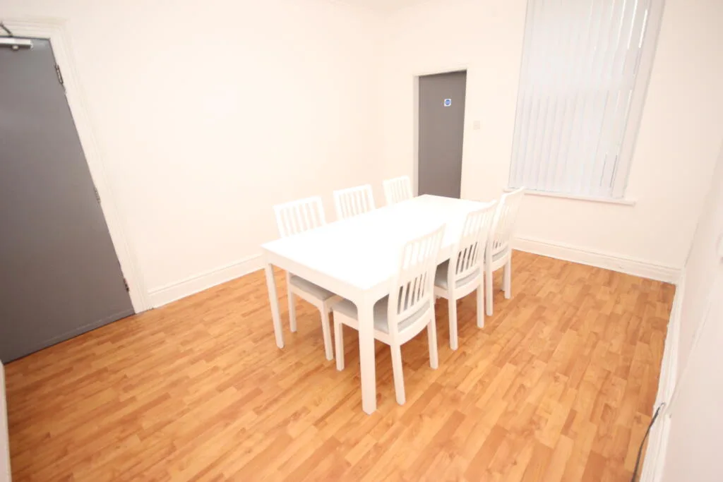 6 bedroom terraced house for rent