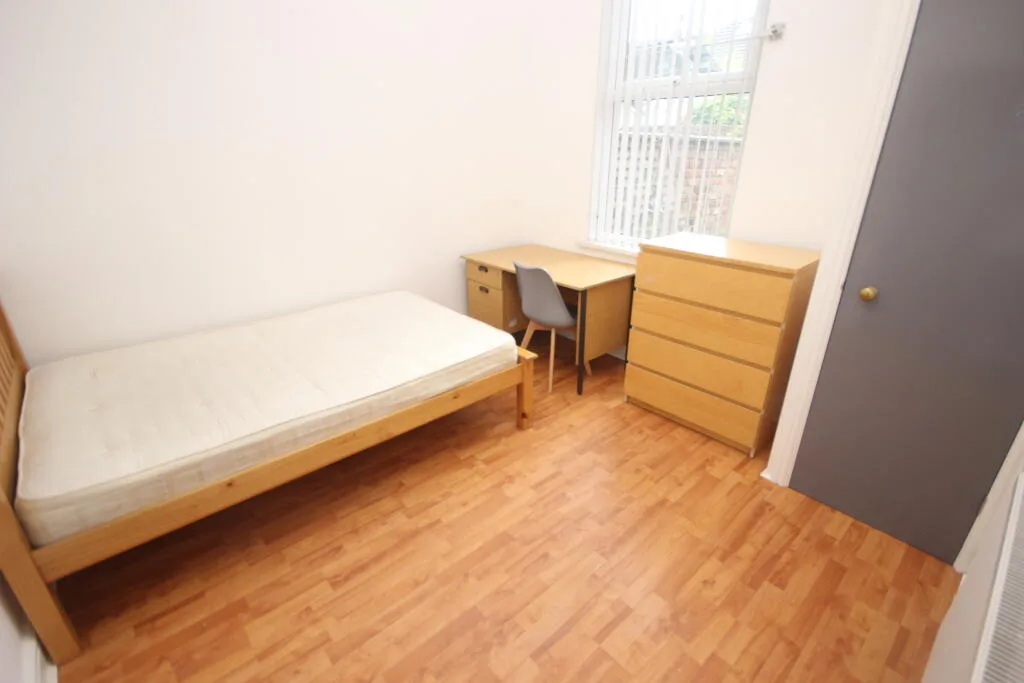 6 bedroom terraced house for rent