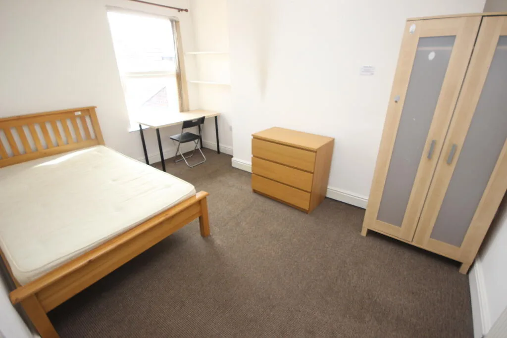 8 bedroom flat for rent