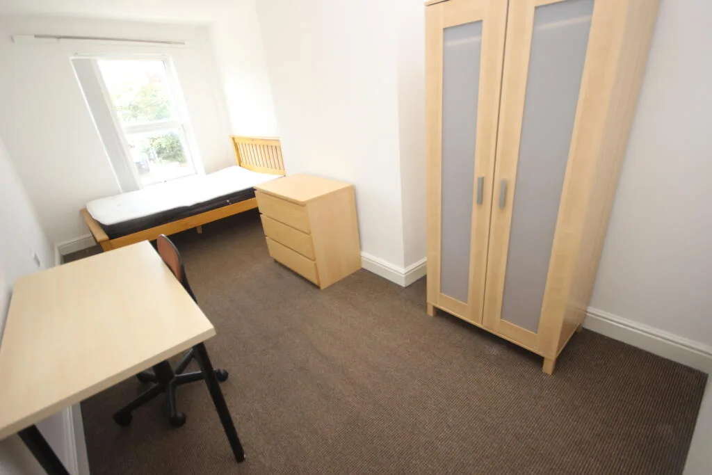 8 bedroom flat for rent