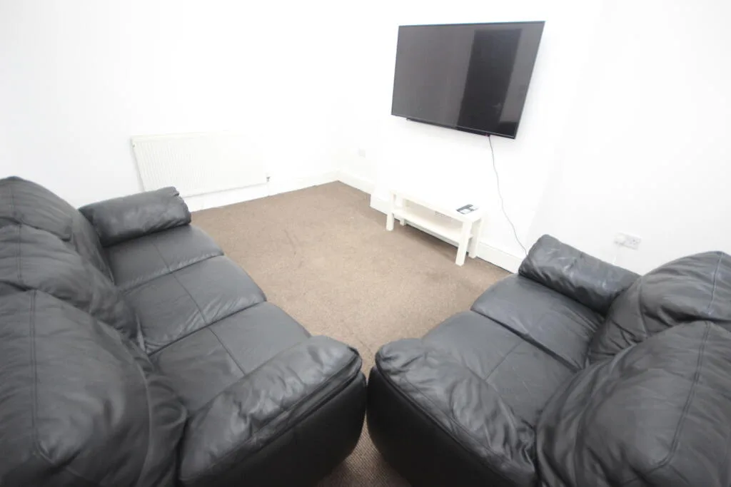 8 bedroom flat for rent