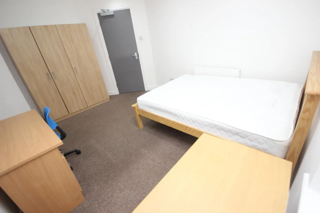 8 bedroom flat for rent