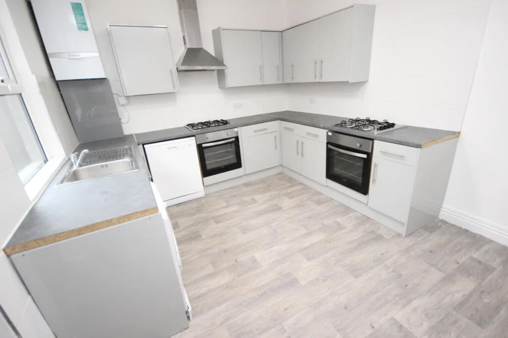 8 bedroom flat for rent