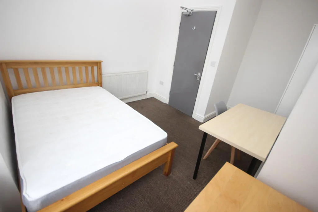 8 bedroom flat for rent