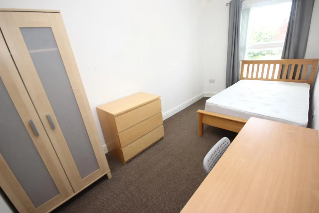 8 bedroom flat for rent