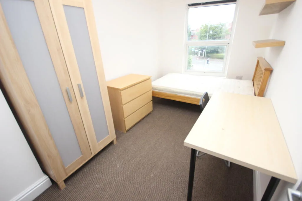 8 bedroom flat for rent