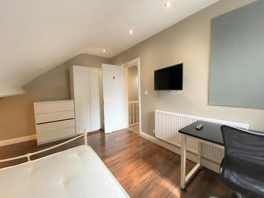 5 bedroom end of terrace house for rent
