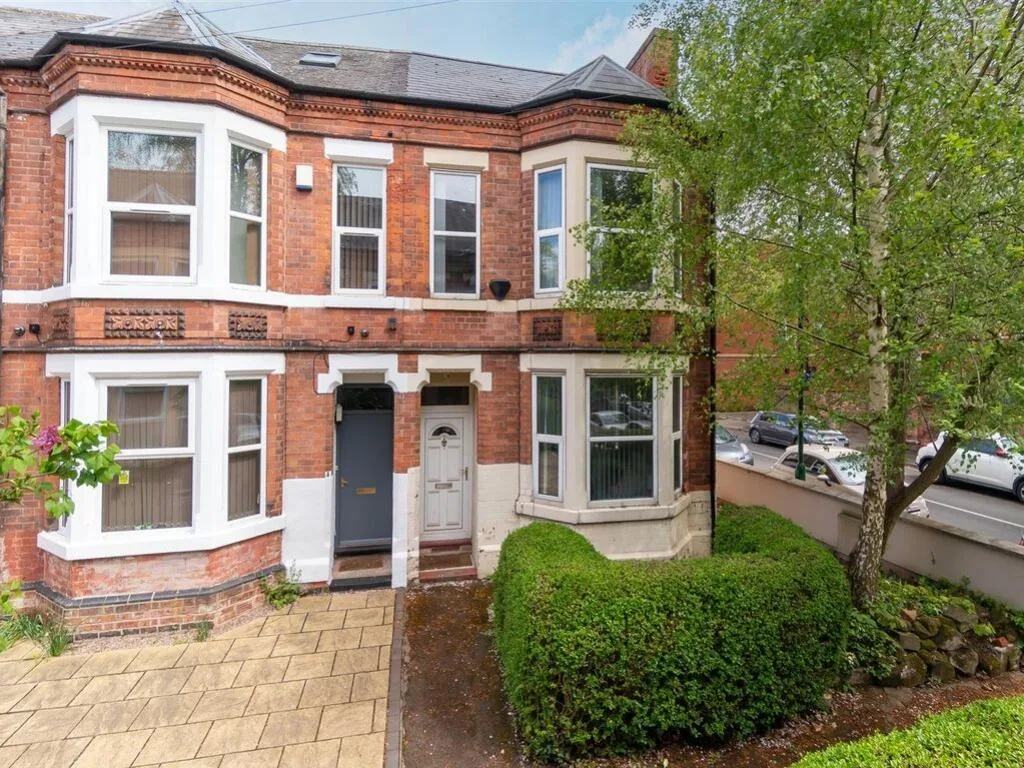 5 bedroom end of terrace house for rent