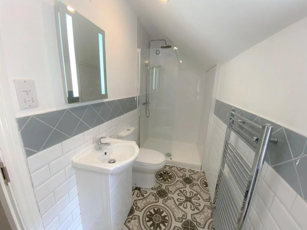5 bedroom end of terrace house for rent