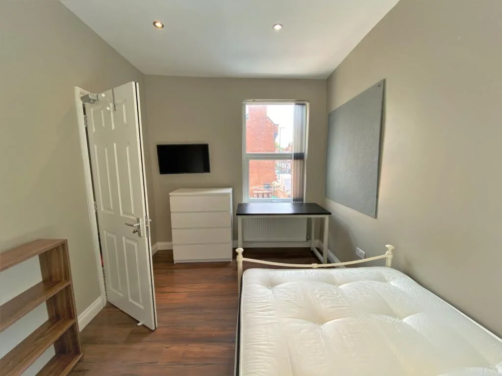 5 bedroom end of terrace house for rent