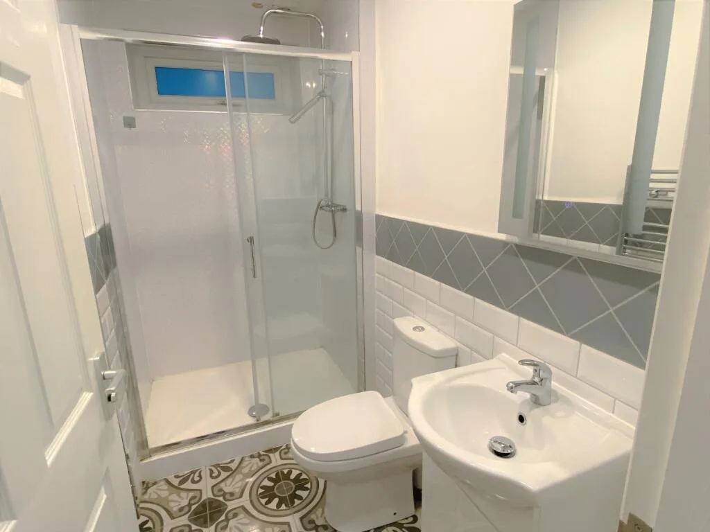 5 bedroom end of terrace house for rent