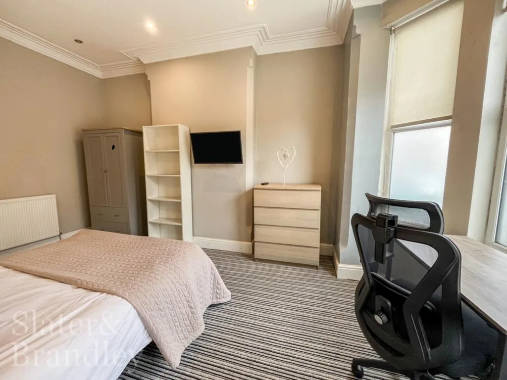 5 bedroom terraced house for rent