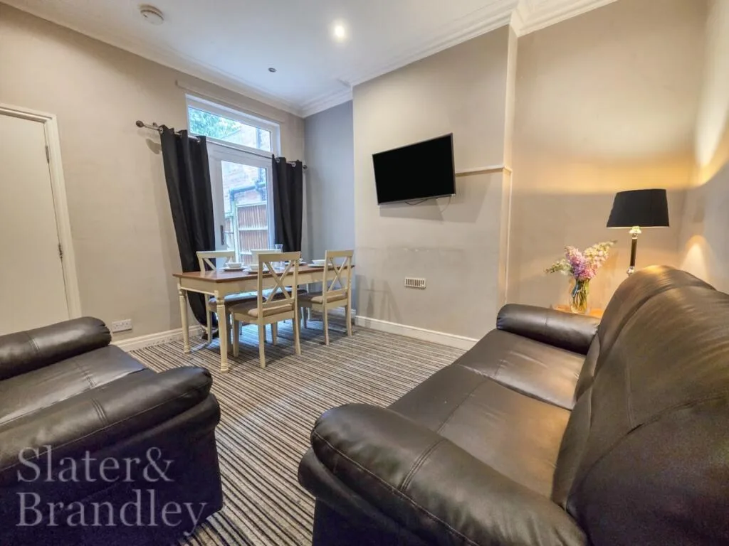 5 bedroom terraced house for rent