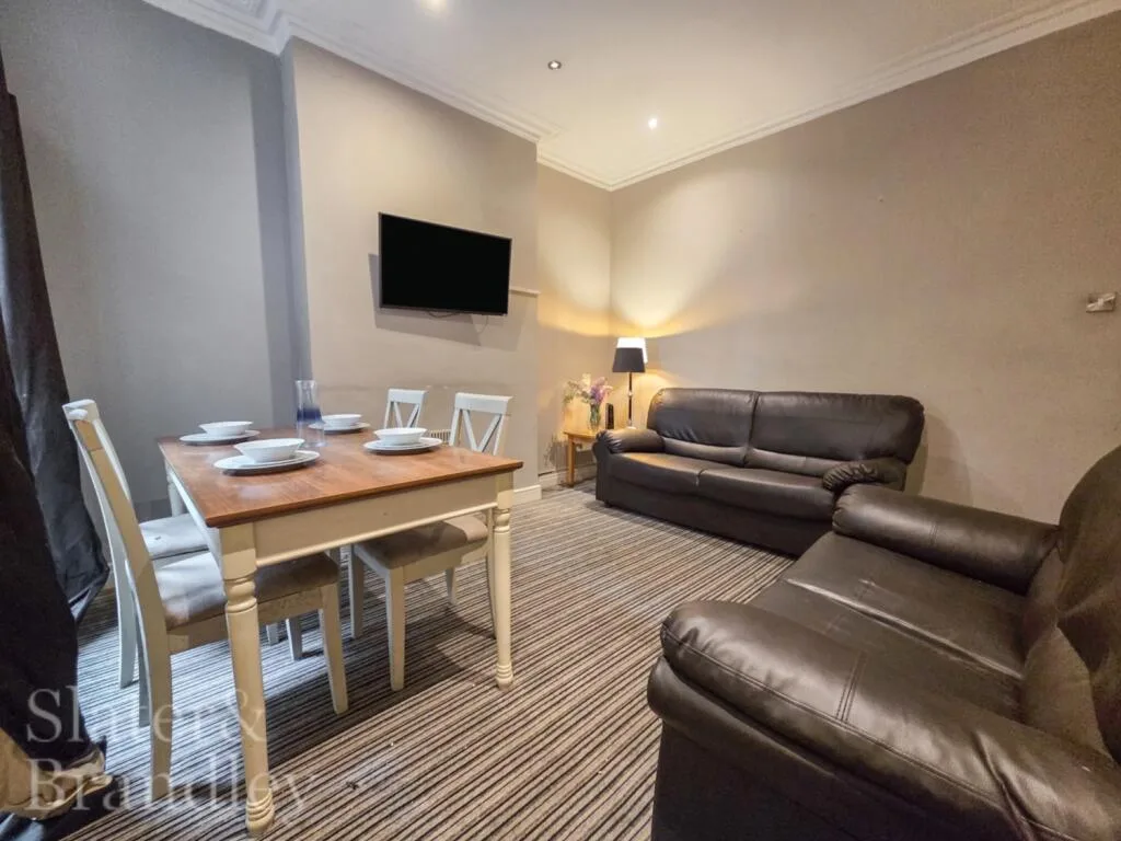 5 bedroom terraced house for rent