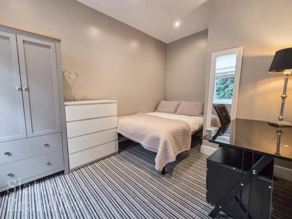 5 bedroom terraced house for rent