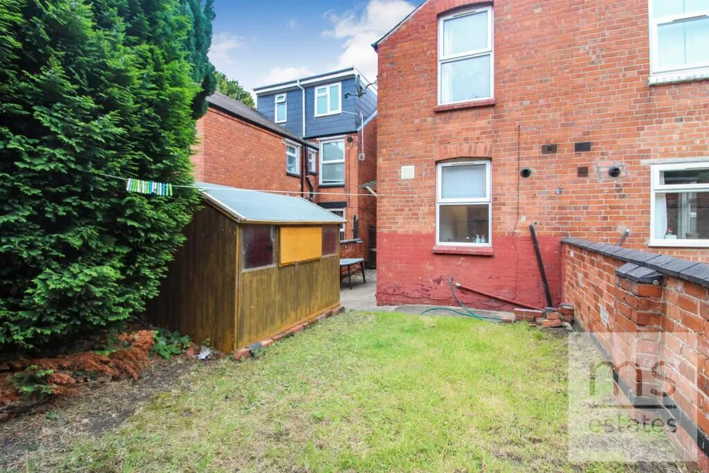 5 bedroom semi-detached house for rent