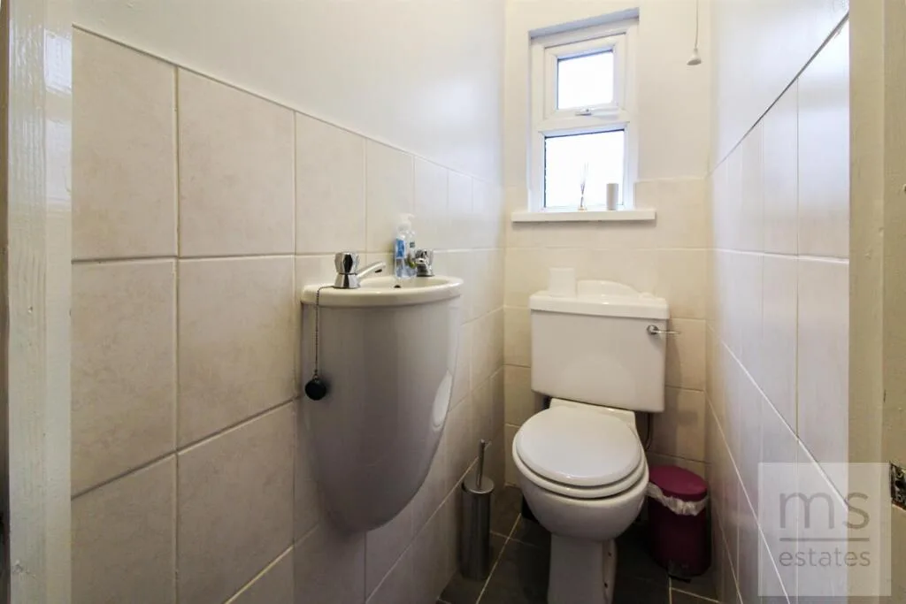 5 bedroom semi-detached house for rent
