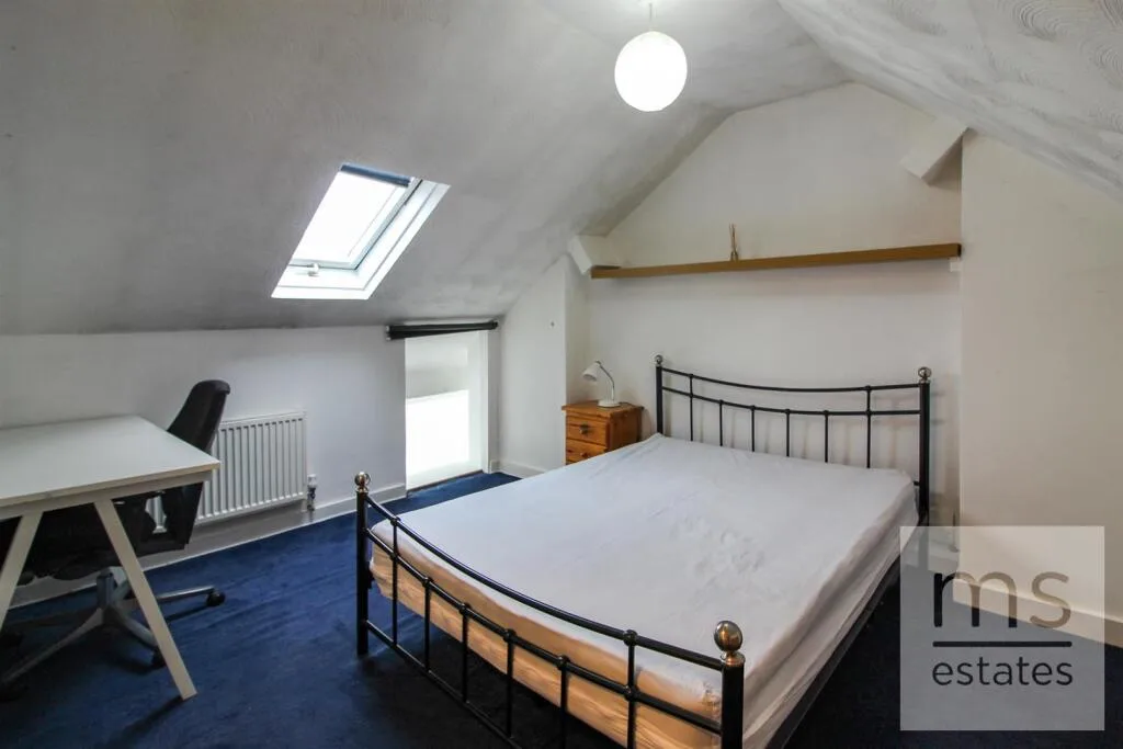 5 bedroom semi-detached house for rent