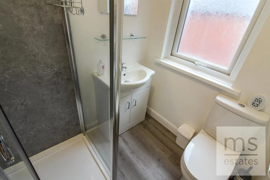 5 bedroom semi-detached house for rent