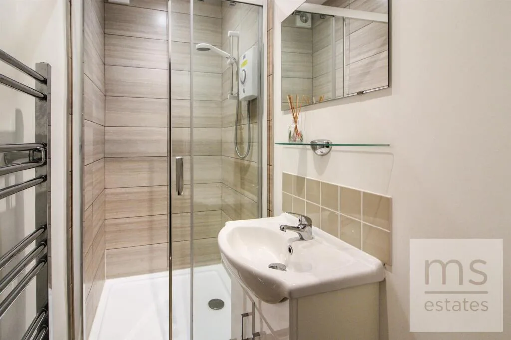 5 bedroom semi-detached house for rent