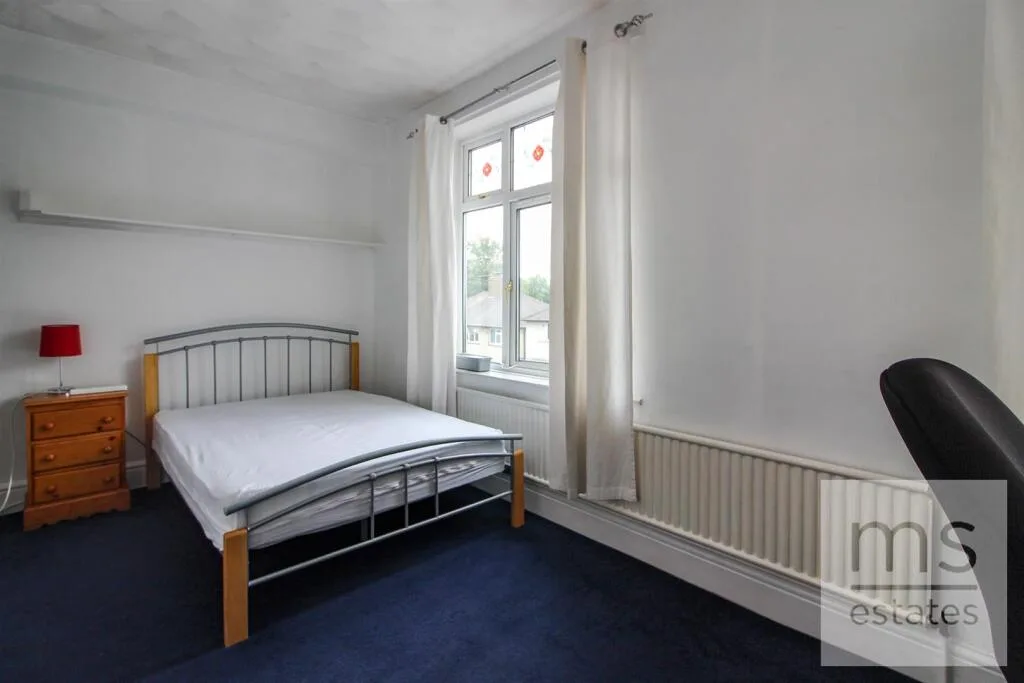 5 bedroom semi-detached house for rent