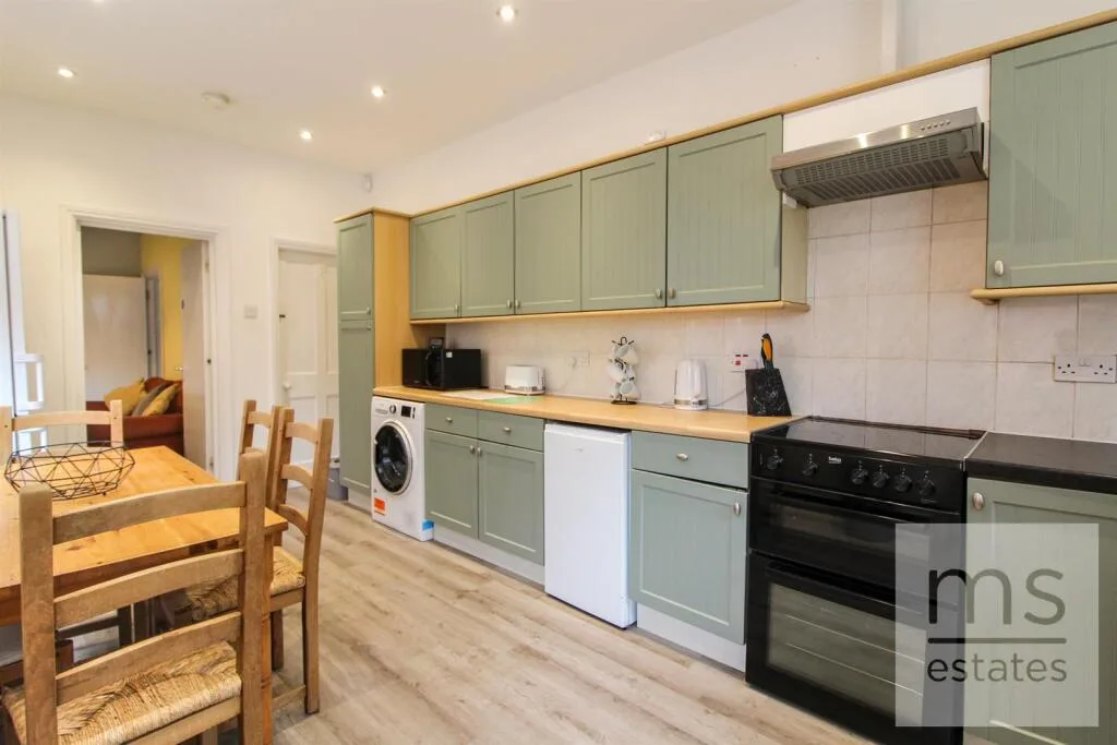 5 bedroom semi-detached house for rent